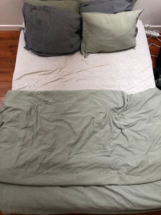 colchão de cama e travesseiros
