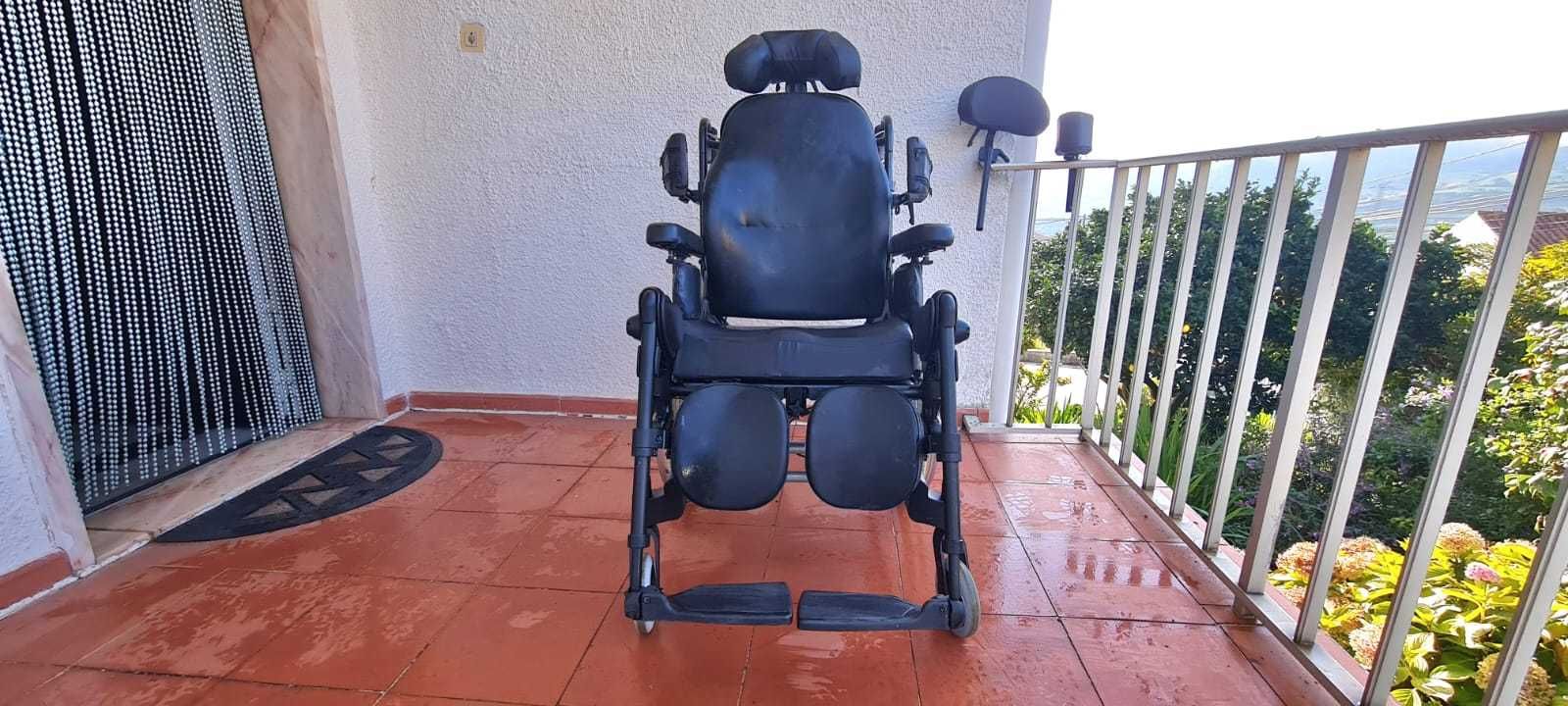 Cadeira de rodas manual Breezy Relax 2 com apoio para pernas e pescoço
