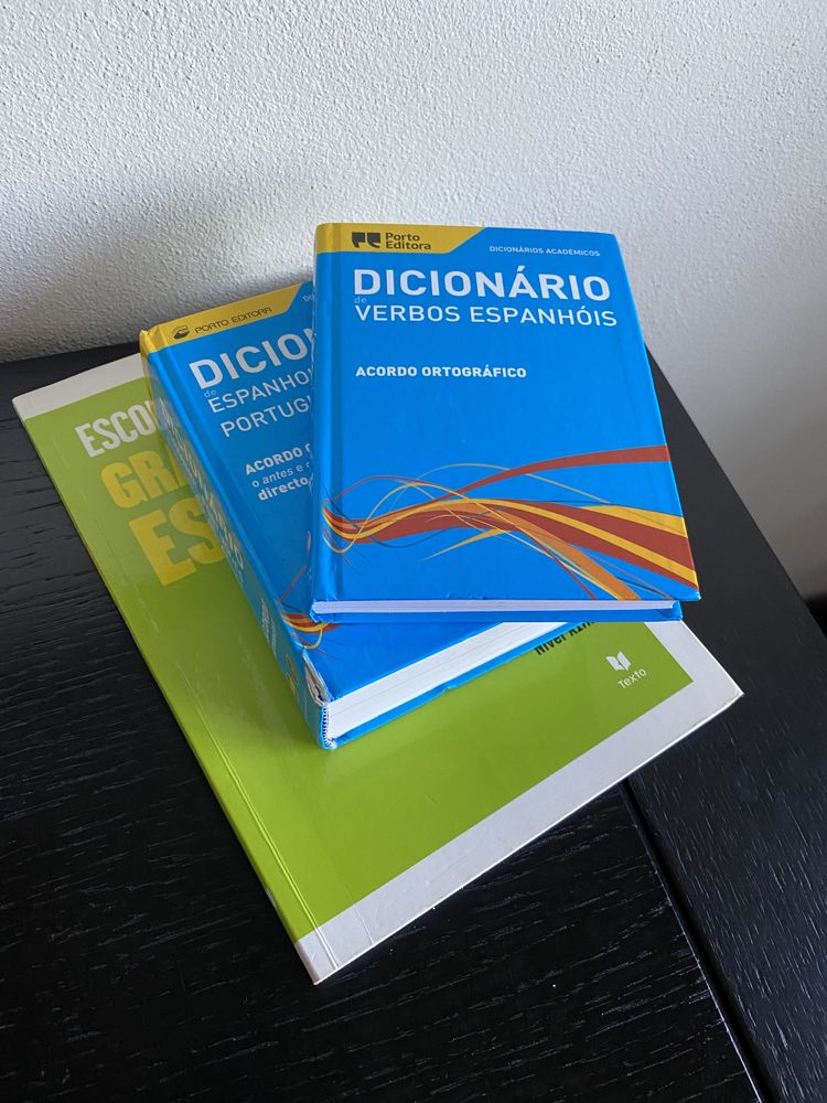 Cadernos de atividades encapados NUNCA usados e Dicionarios Espanhol!