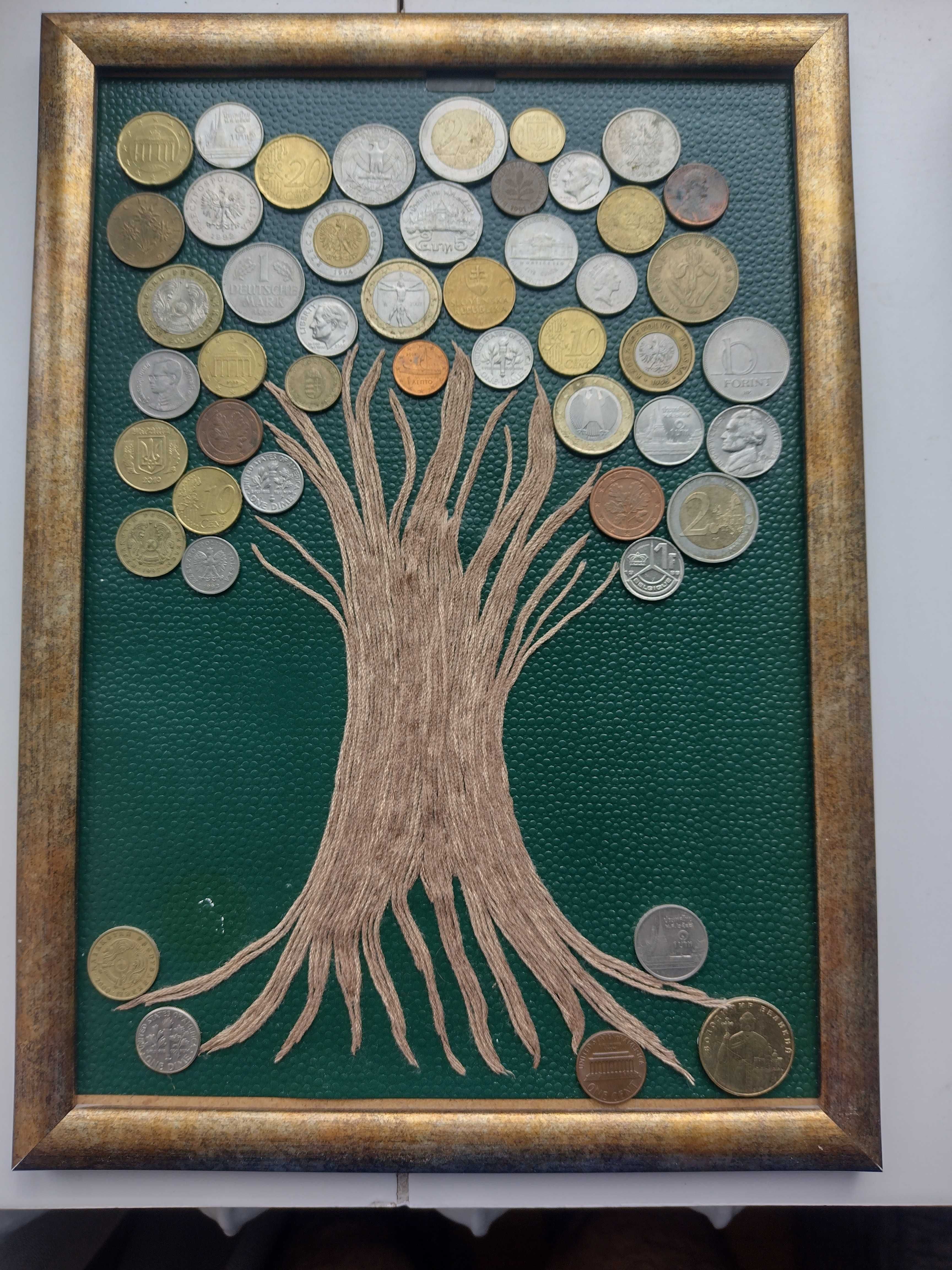 Денежное дерево с интересными монетами