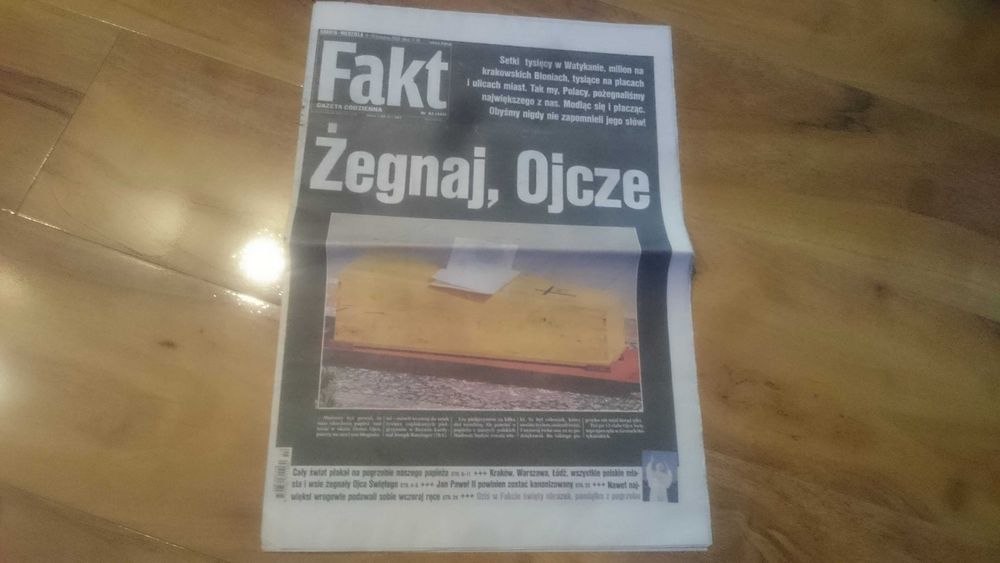 Stare gazety ,,Fakt'' 2005 z pogrzebu Ojca Świętego