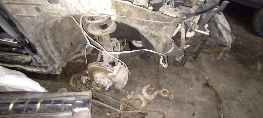 Продам мотор на Тойоту Авенсис на запчасти