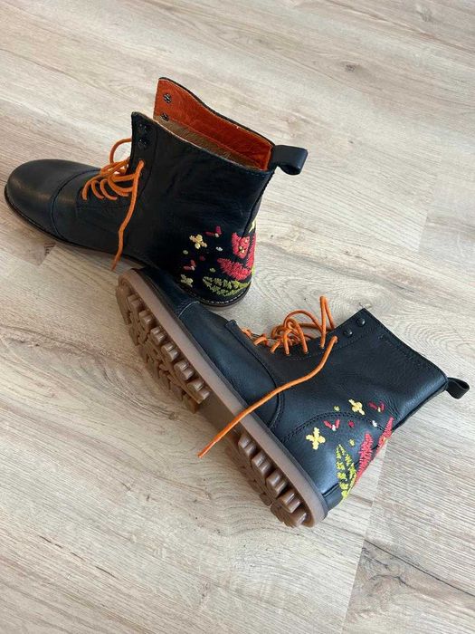 Жіночі ботильйони ручноі роботи від Гудрун Шёден.