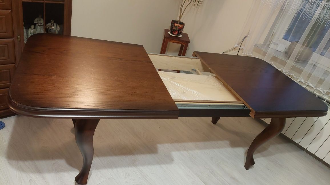 Drewniany stół do salonu