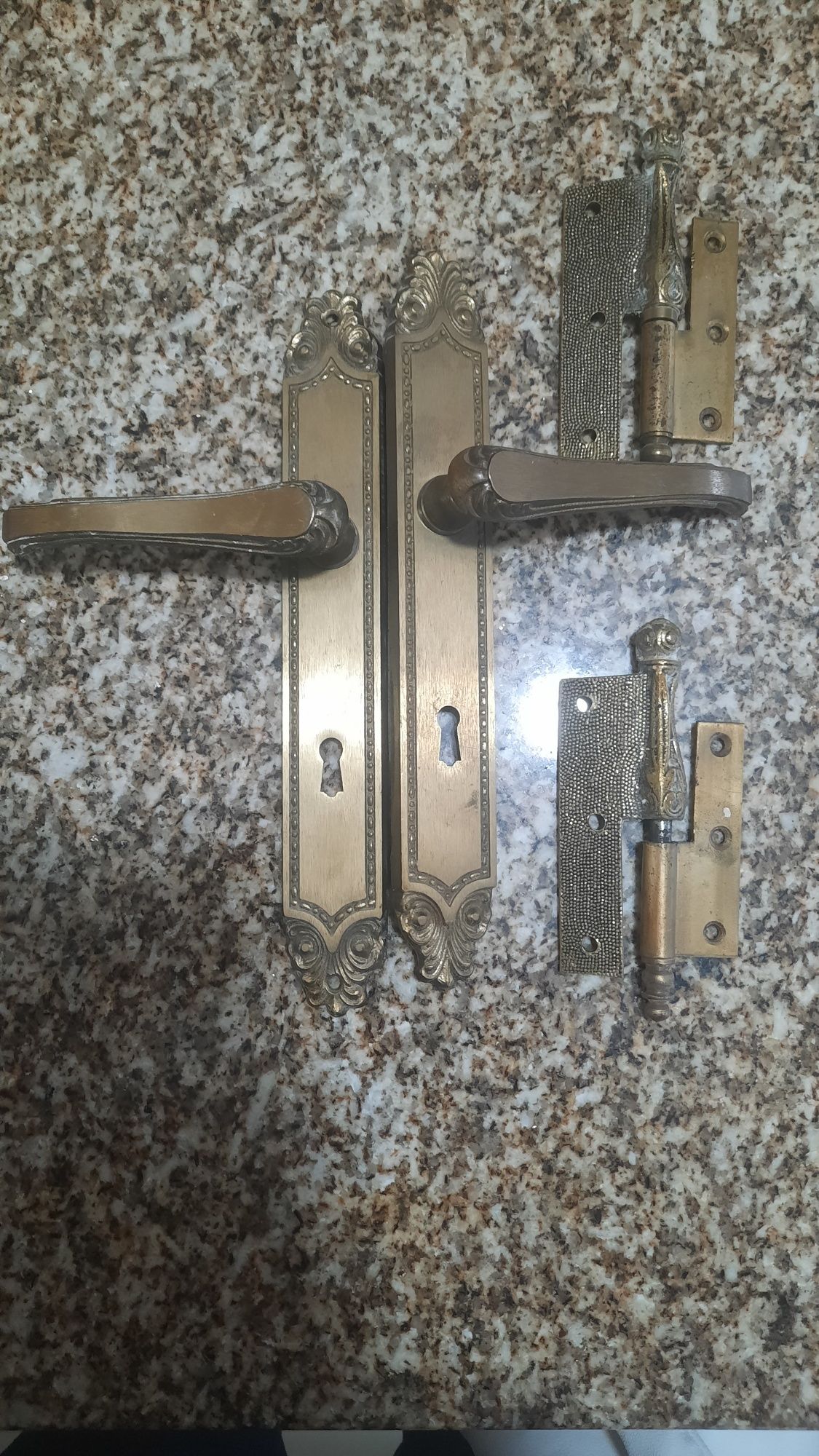 Puxadores e dobradiças