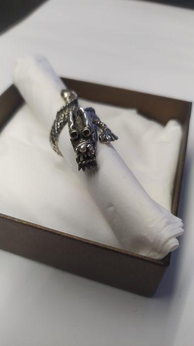 Srebrny perścionek smok ruszający głową