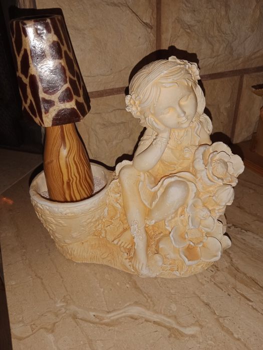 Kwietnik lub świecznik dziewczynka z kamienia
