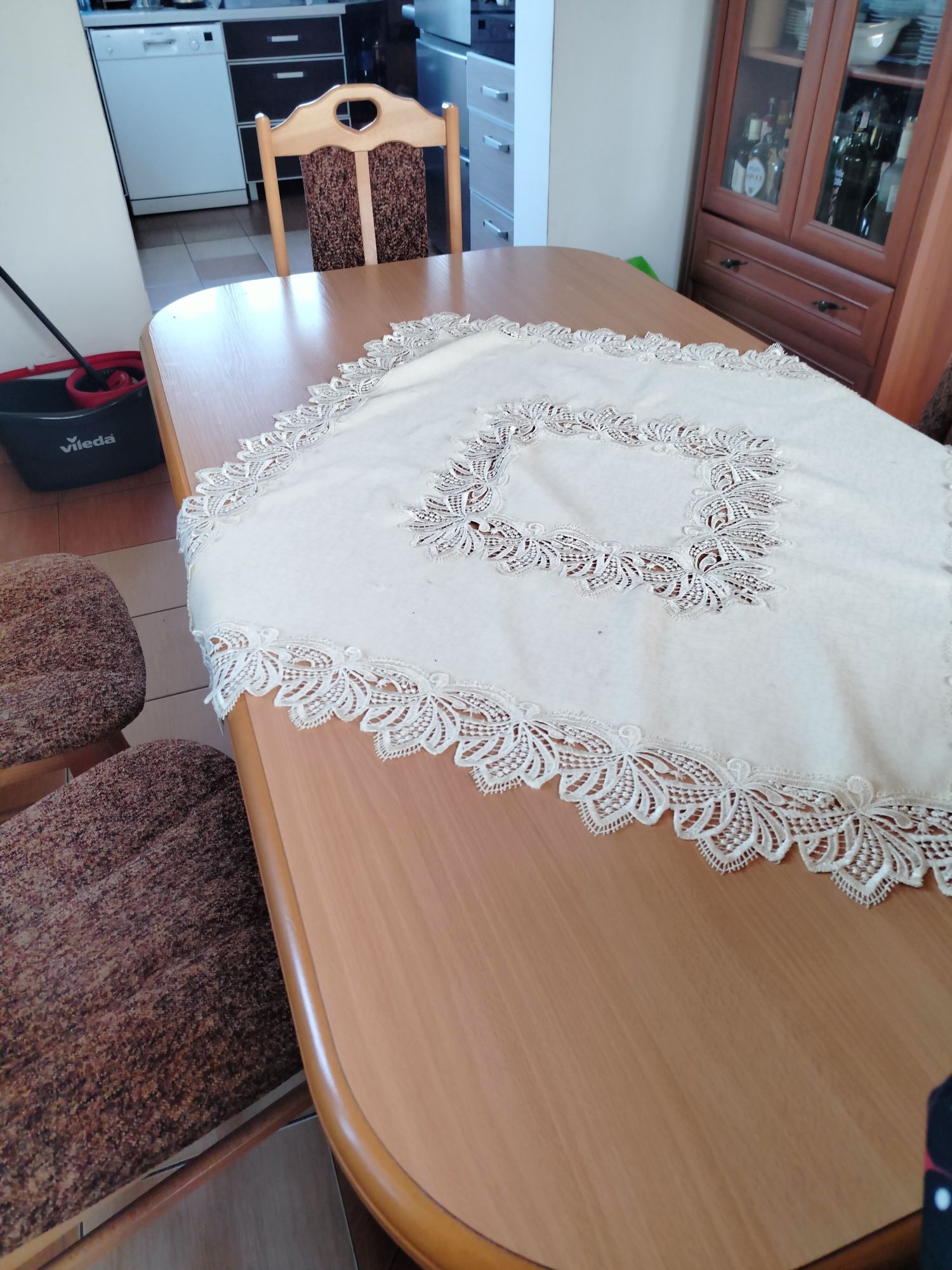 Stół i krzesła tapicerowane