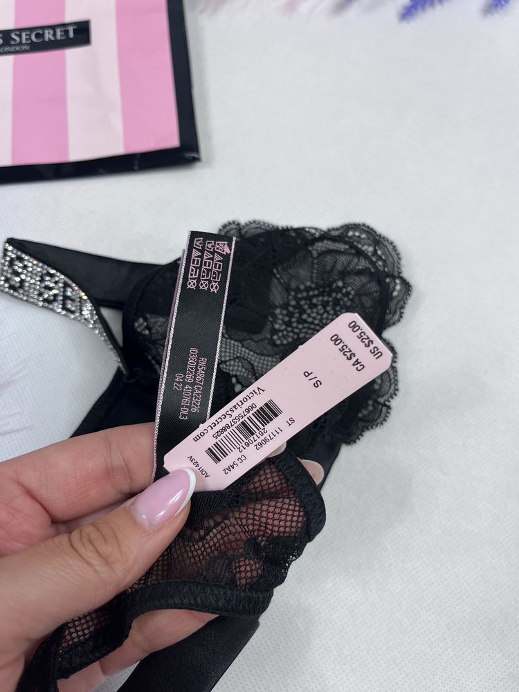 Czarne koronkowe majtki stringi z kryształkami Victoria’s Secret S