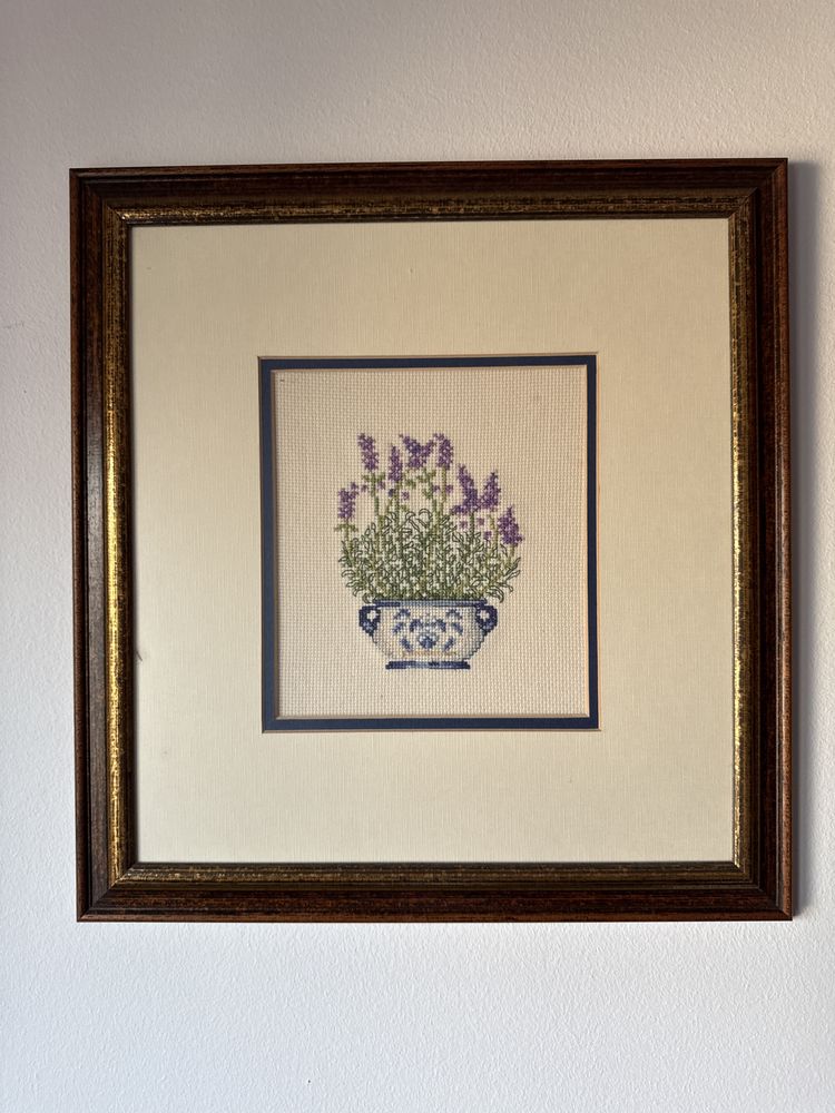 Quadro bordado e em moldura 40x37cm