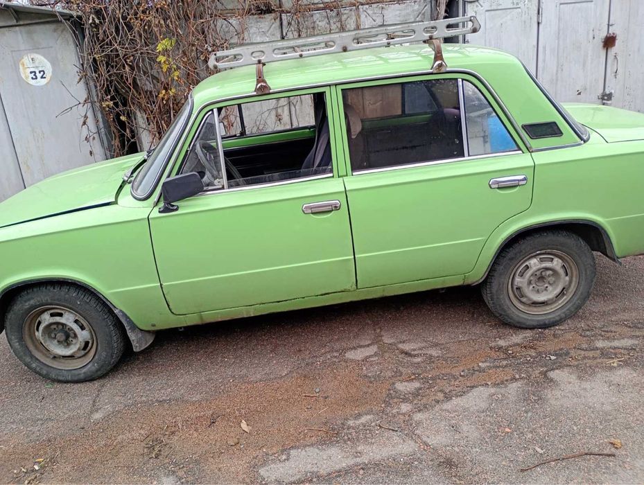 Авто жигуль з гаражем металевим