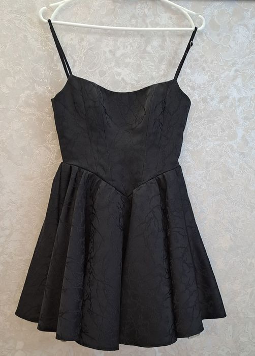 Коротка вечірня сукня