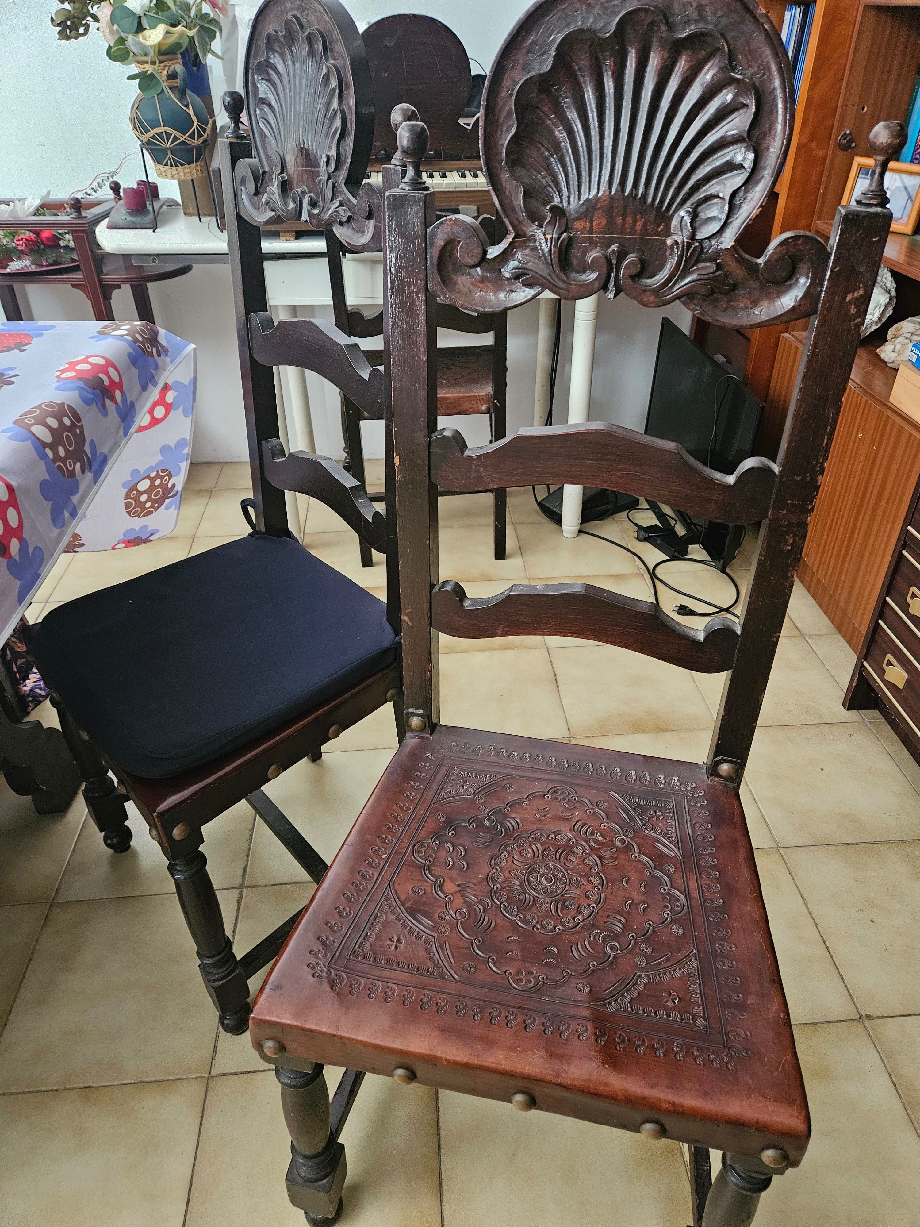 Mesa de madeira extensível usada com 7 cadeiras