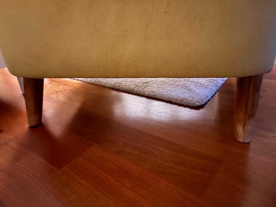 Poltrona de madeira estofada