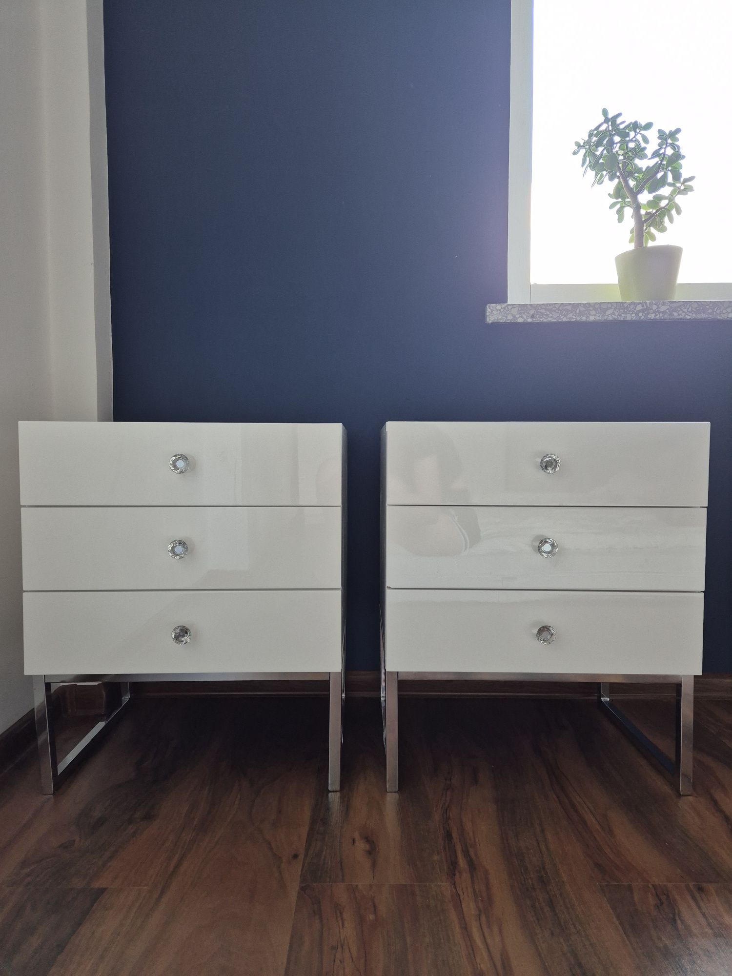 2x Szafki nocne Fresatta z trzema szufladami na srebrnej podstawie