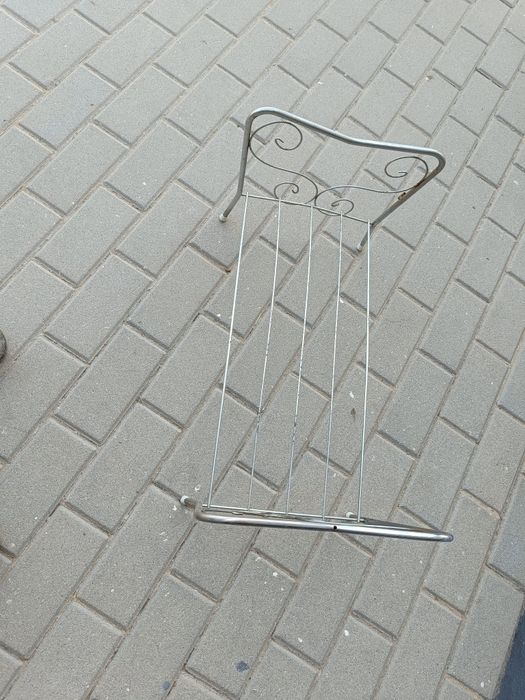 Cama metálica com colcha