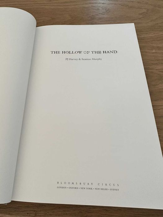 PJ Harvey & Seamus Murphy - The Hollow Of The Hand książka album