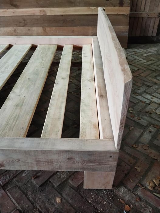 Ręcznie robione łóżko sosnowe 200x200 – naturalne drewno