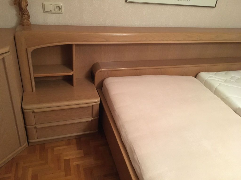 Łóżko kontynentalne sypialnia dwu osobowe zagłowie drewno komoda
