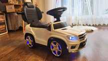 Jeździk Mercedes GL63 AMG biały. 
 Pchacz