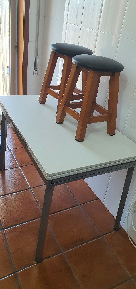 Mesa de cozinha com 2 bancos