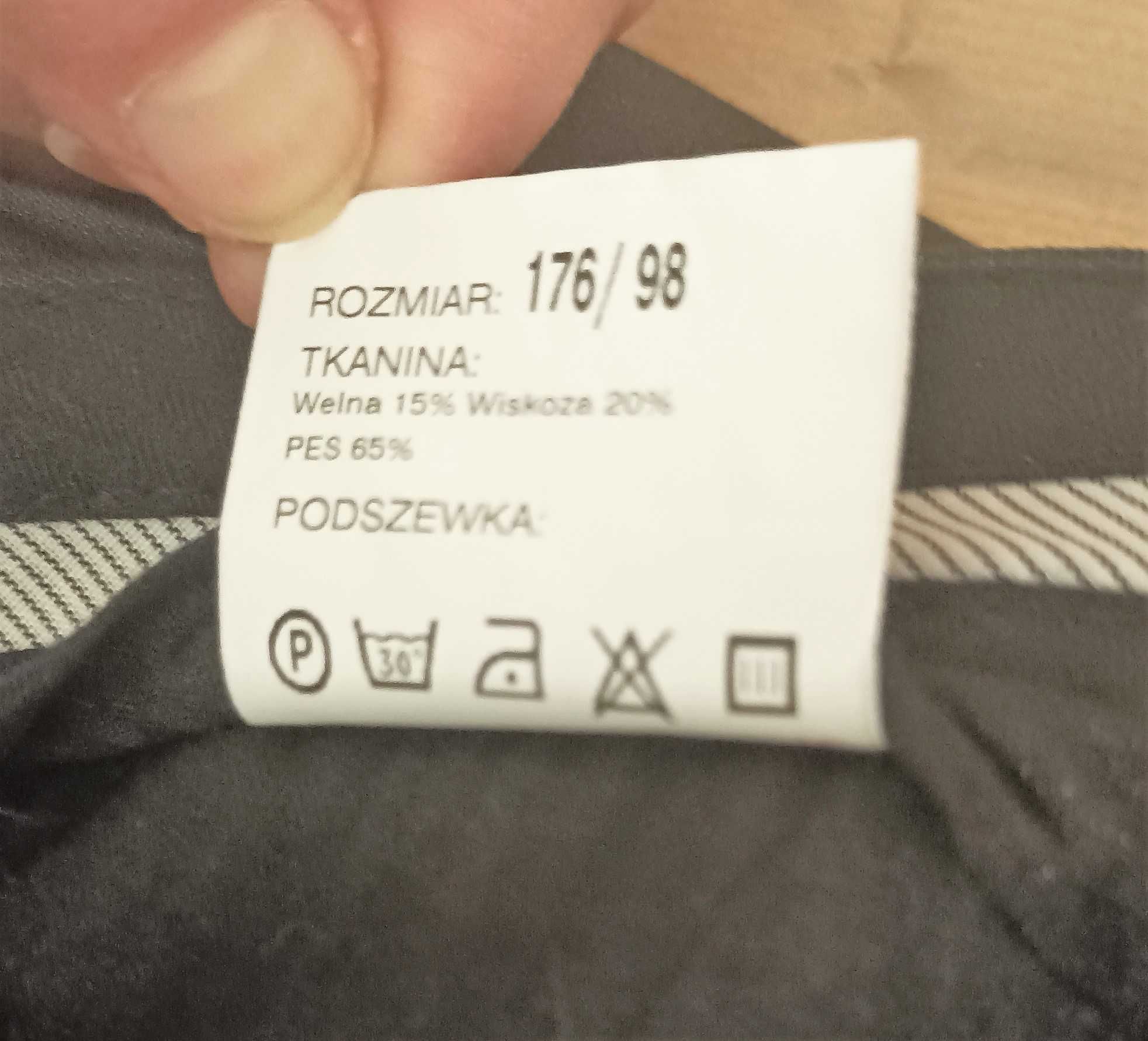 Gratis krawat i poszetka, za garnitur trzeba zapłacić.