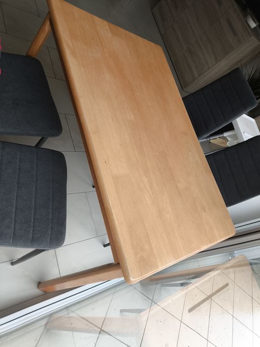 Stół z 4 krzesłami