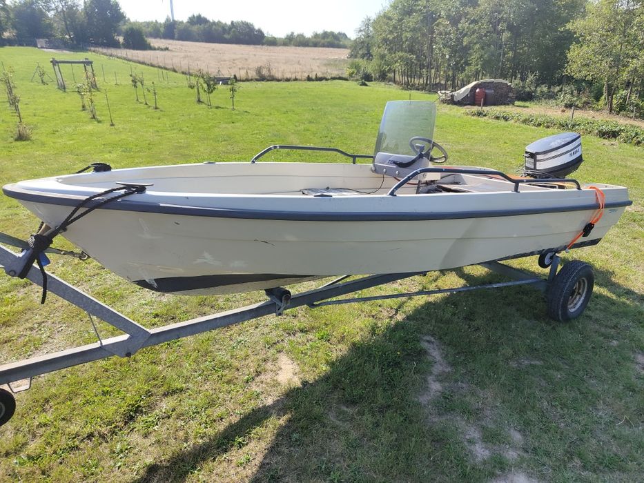 Łódka wędkarska turystyczna rekreacyjna.