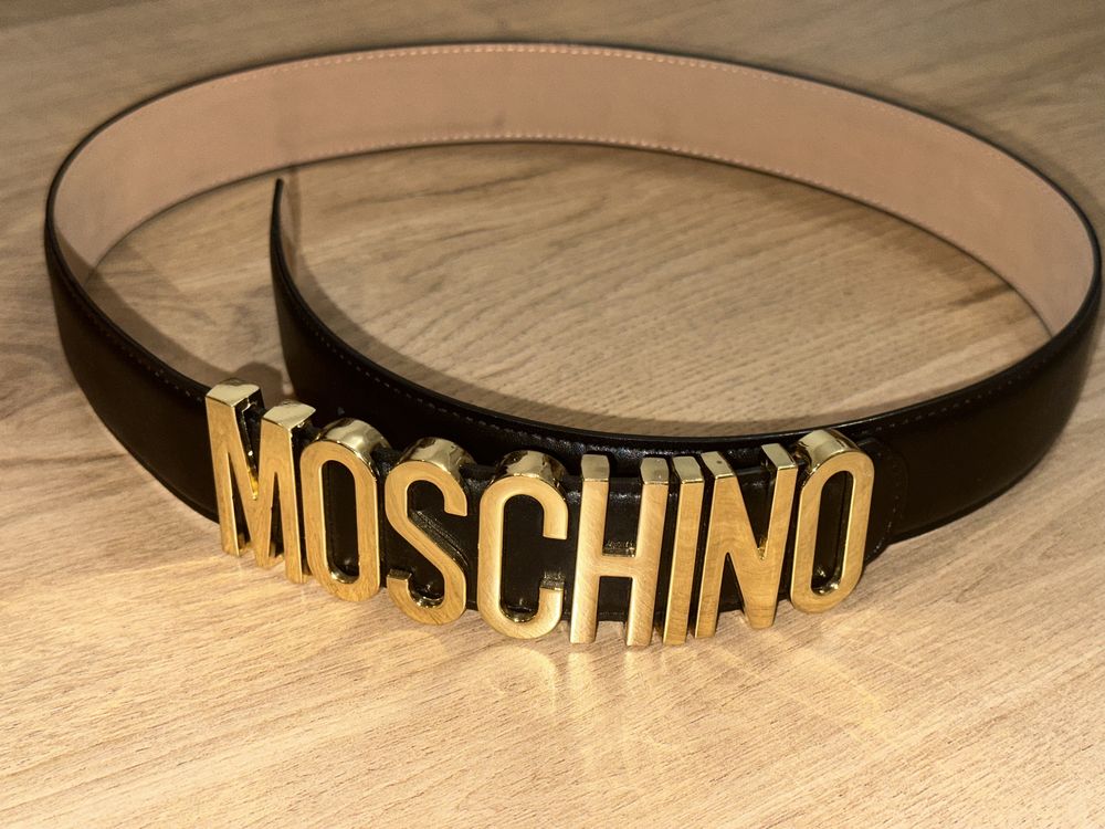 Pasek Moschino ze zlotym napisem