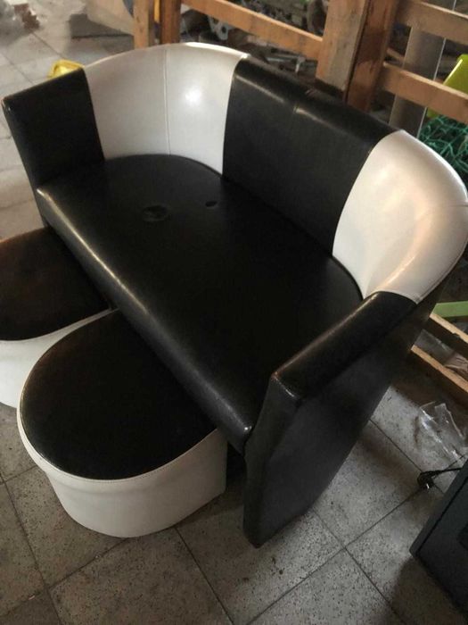 Sofa i dwie pufy