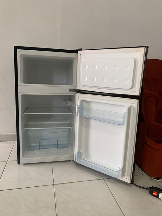 Frigorífico combinado congelador Pequeno Preto