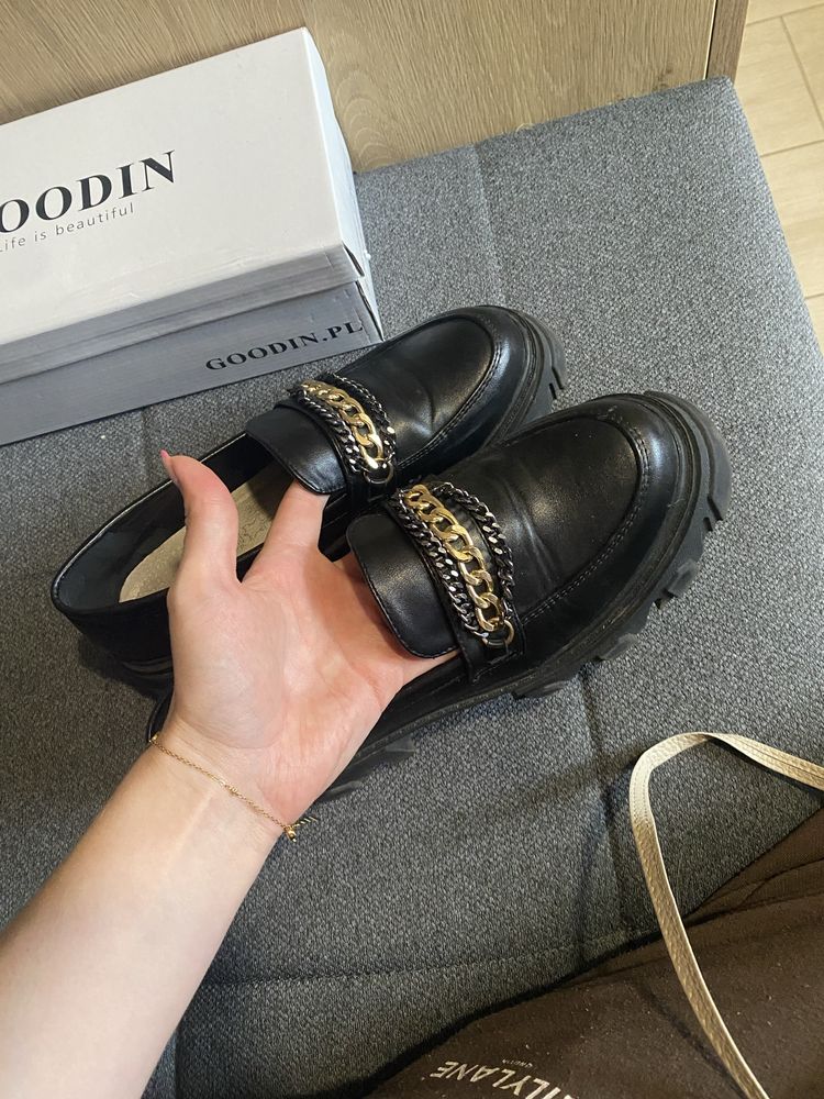 Buty 38 półbuty czarne z ozdobnym łańcuchem loafersy