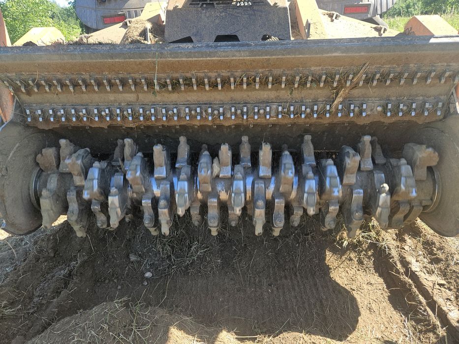 Mulczowanie wgłębne powierzchowne wycinka drzew.