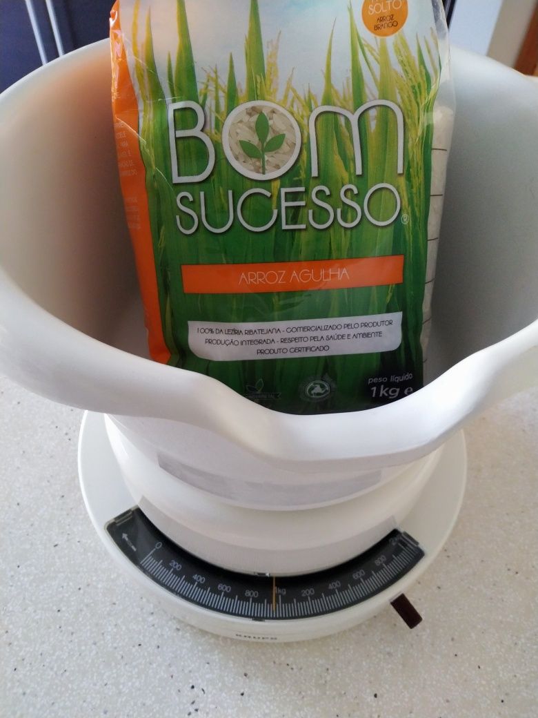 Balança com pesagem até 2kg. Está a pesar menos 40g - ver foto
