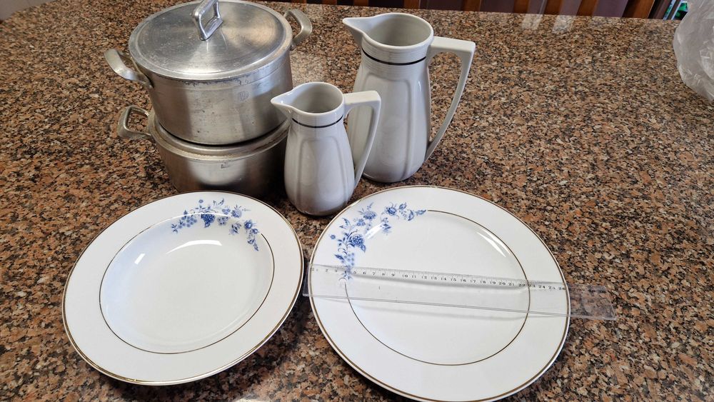 tachos, travessas, jarros, pratos