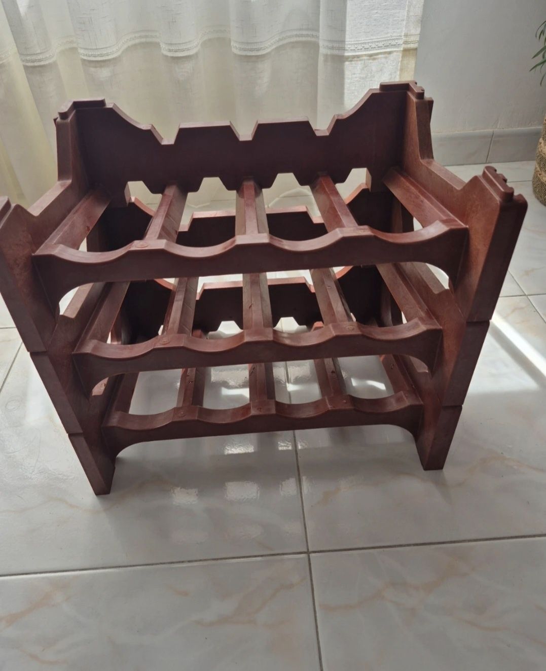 Conjunto de três módulos para guardar garrafas