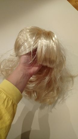 Peruka blond sztuczne włosy krótka z grzywką