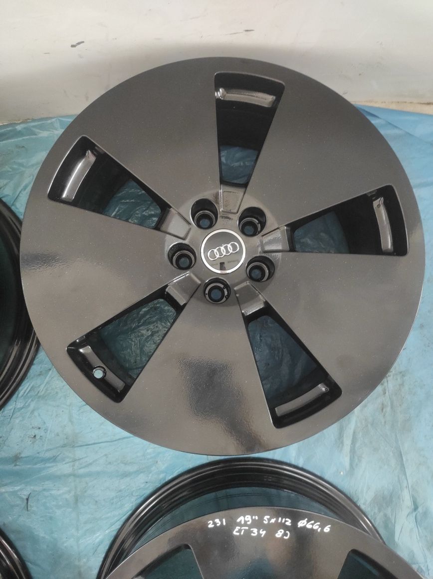 231 Felgi aluminiowe ORYGINAŁ AUDI R 19 5x112 otwór 66,6 Czarne