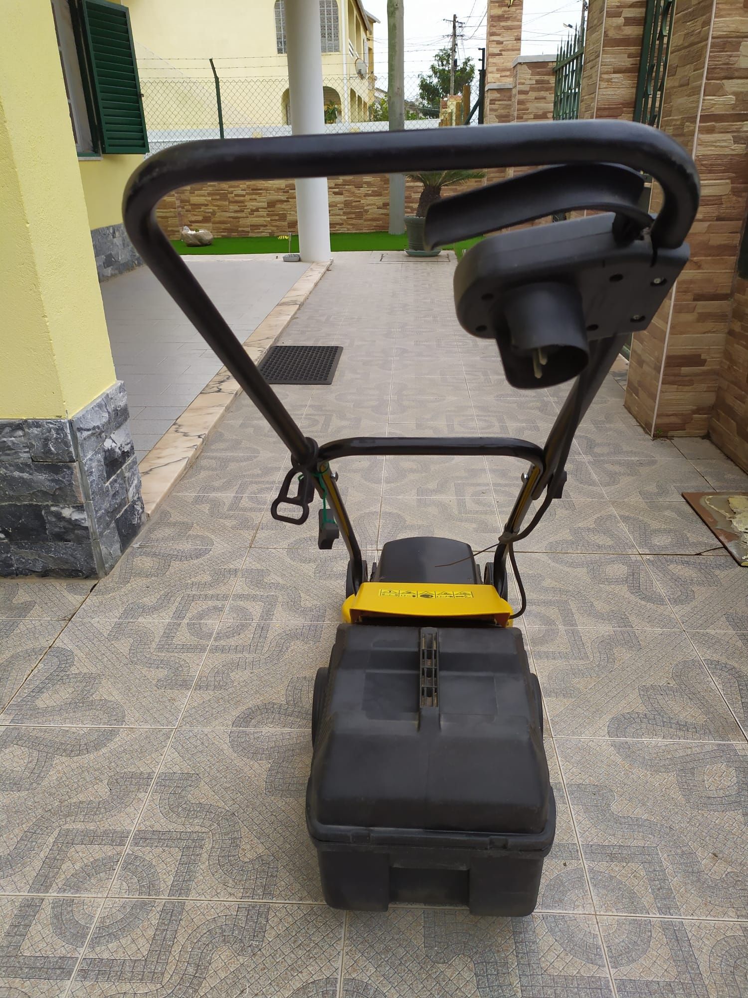 Máquina de cortar relva