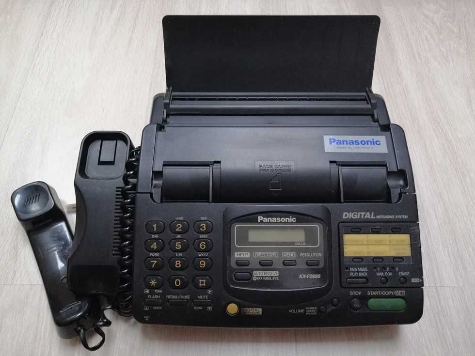 Telefon Panasonic Telefax KX-F2680 z automatyczną sekretarką.