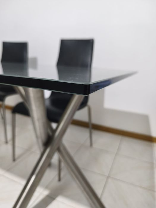 Mesa de jantar e cadeiras