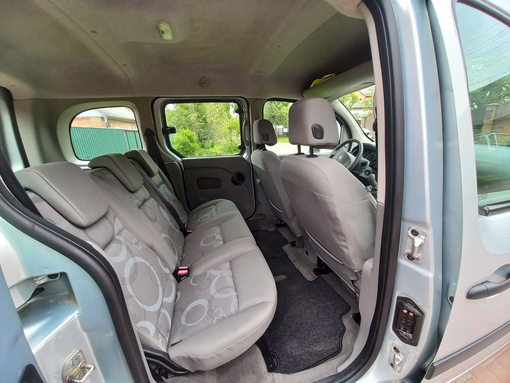 Renault Kangoo пассажир 1.6 газ-бензин 2009рік