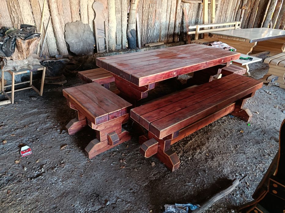 Продається комплект  стіл з двама лавками та двома табуретками 20000