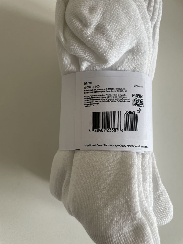 Nike Wysokie Białe Skarpety 38-42(3 par) frota na stopie