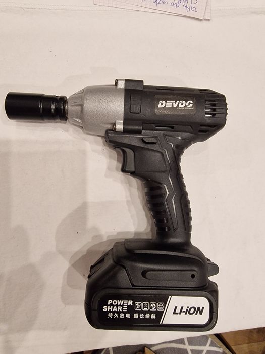 Klucz udarowy z baterią