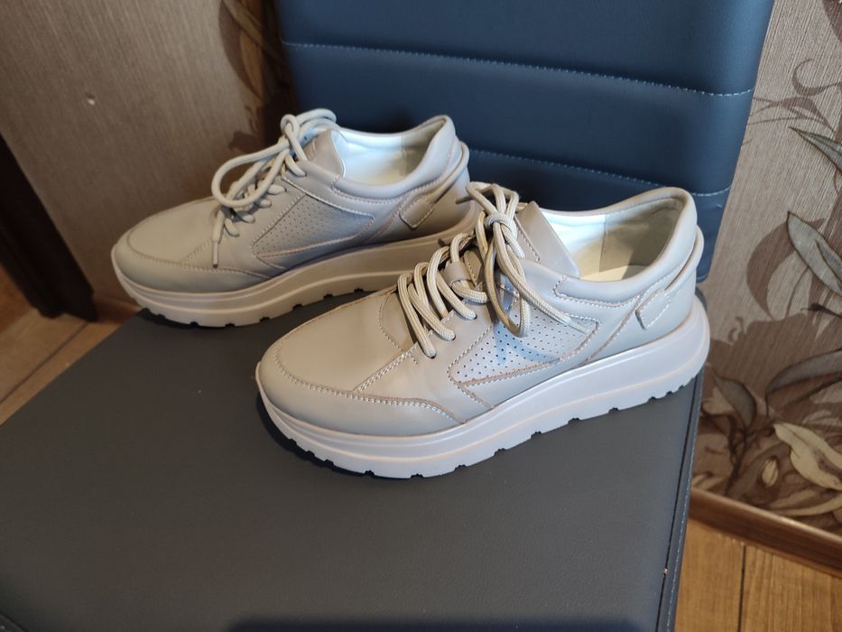 Продам кожані кросівки жіночі