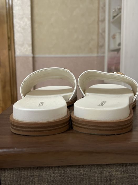 Шльопанці білі жіночі