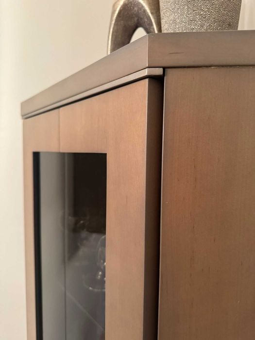 Witryna narożna – drewniana, brązowo-popielata, eleganckie wykończenie