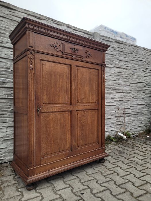 Dębowa szafa-bielizniarka.