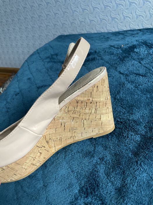 Продам босоніжки на танкетці пудрового кольору.В гарному стані.